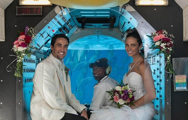 Γάμος πάνω σε υποβρύχιο με γαμήλιο δώρο την κατάδυση! - Φωτογραφία 3