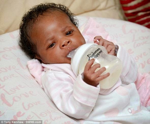 Μόλις τριών ημερών και πίνει μόνη της το γάλα της... [photo+video] - Φωτογραφία 1