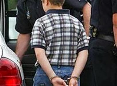 Πάτρα: 10χρονος έκλεβε πορτοφόλια... καθ' υπόδειξιν του πατέρα του - Φωτογραφία 1