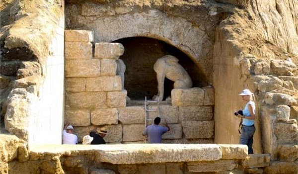 Περιστέρη: Δεν πιστεύω πως ο Τάφος της Αμφίπολης είναι συλημένος - Φωτογραφία 1