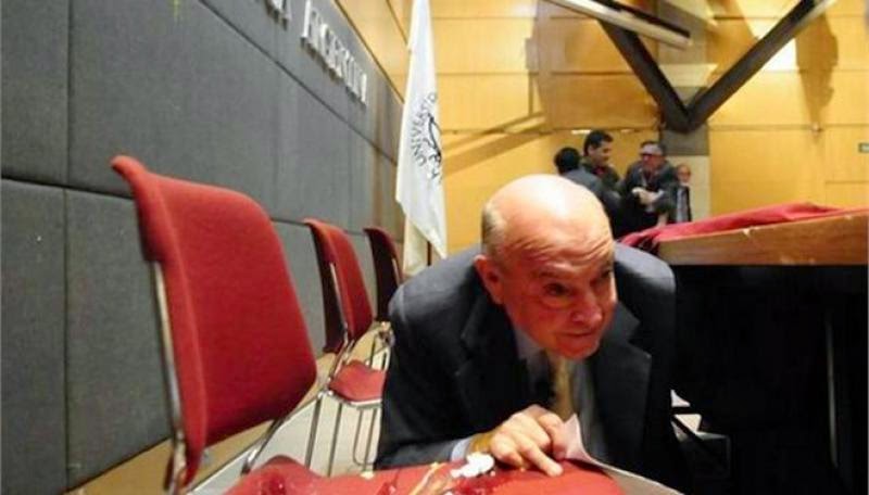 Πέταξαν αβγά στον πρώην υπουργό Οικονομικών της Αργεντινής... - Φωτογραφία 1