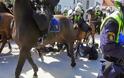 Έφιπποι αστυνομικοί ποδοπάτησαν διαδηλωτές στο Μάλμε
