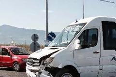 Σφοδρή σύγκρουση βαν με ΙΧ. Λαχτάρησαν Ρώσοι τουρίστες και οικογένεια με 5χρονο παιδί