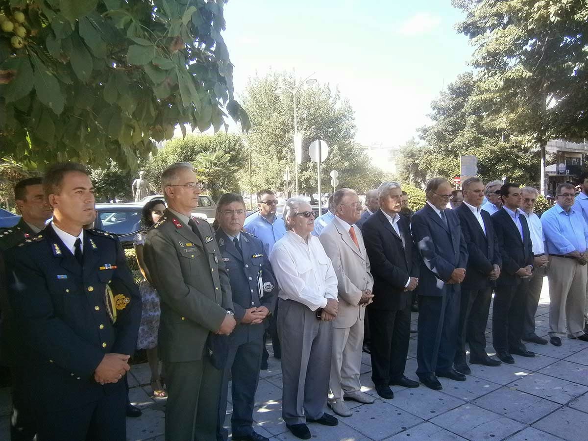 Κατέθεσαν στεφάνια σε .βατιόνα για να τιμήσουν τους νεκρούς της Απελευθέρωσης των Τρικάλων - Φωτογραφία 5