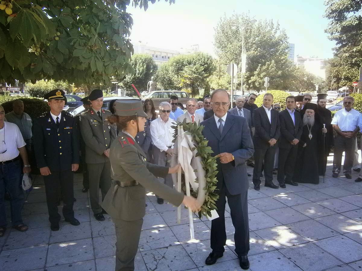 Κατέθεσαν στεφάνια σε .βατιόνα για να τιμήσουν τους νεκρούς της Απελευθέρωσης των Τρικάλων - Φωτογραφία 6