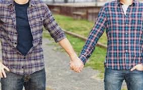 ΑΙΣΧΟΣ: Δείτε τι έκαναν ρατσιστες σε ομοφυλόφιλο ζευγάρι που έκανε τη βόλτα του στο Παγκράτι... - Φωτογραφία 1