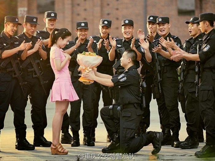Μια πολύ πρωτότυπη φωτογράφιση γάμου με άρωμα επικίνδυνων αποστολών έκανε ο Κινέζος αστυνομικός - Φωτογραφία 1