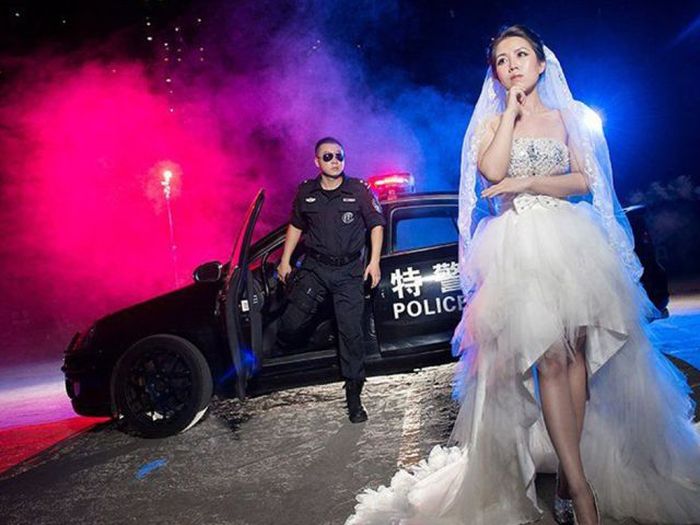 Μια πολύ πρωτότυπη φωτογράφιση γάμου με άρωμα επικίνδυνων αποστολών έκανε ο Κινέζος αστυνομικός - Φωτογραφία 2