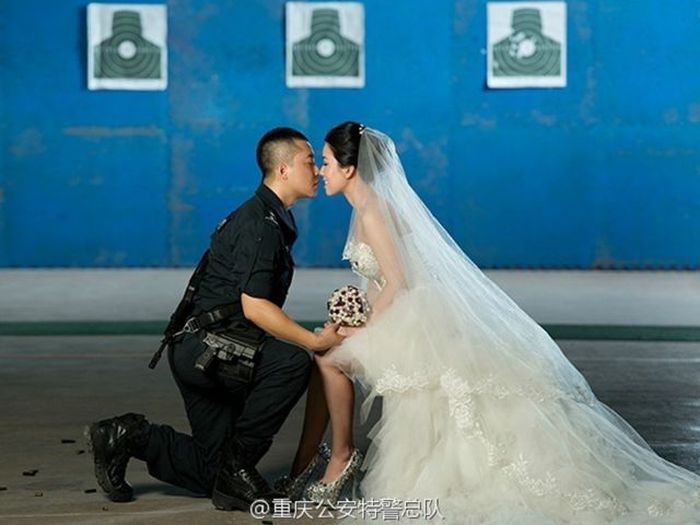 Μια πολύ πρωτότυπη φωτογράφιση γάμου με άρωμα επικίνδυνων αποστολών έκανε ο Κινέζος αστυνομικός - Φωτογραφία 5
