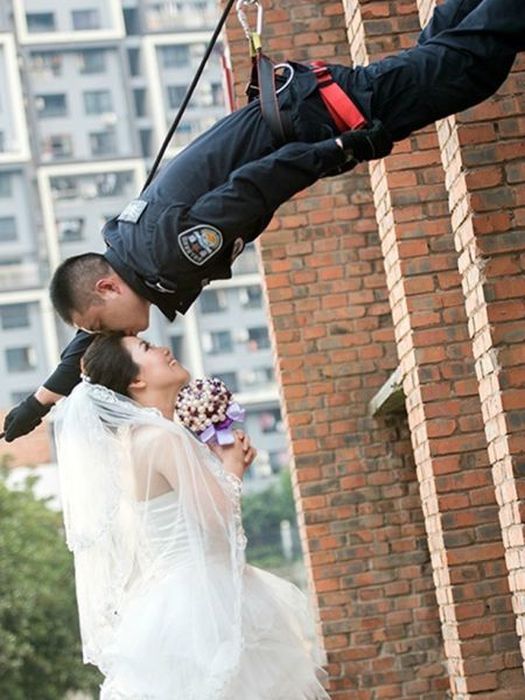 Μια πολύ πρωτότυπη φωτογράφιση γάμου με άρωμα επικίνδυνων αποστολών έκανε ο Κινέζος αστυνομικός - Φωτογραφία 6