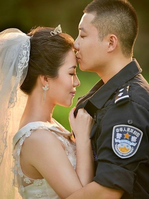 Μια πολύ πρωτότυπη φωτογράφιση γάμου με άρωμα επικίνδυνων αποστολών έκανε ο Κινέζος αστυνομικός - Φωτογραφία 7