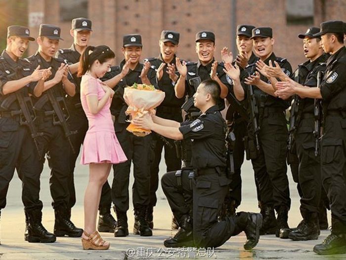 Μια πολύ πρωτότυπη φωτογράφιση γάμου με άρωμα επικίνδυνων αποστολών έκανε ο Κινέζος αστυνομικός - Φωτογραφία 8
