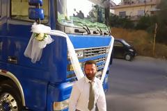 Πήγε με τις... νταλίκες συνοδεία για να παντρευτεί, ξεσηκώνοντας το Ηράκλειο με τις... κόρνες [photos]