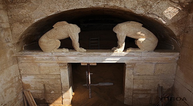 Αμφίπολη: Στον προθάλαμο του τάφου οι αρχαιολόγοι, μια ανάσα από το εσωτερικό (φωτογραφίες) - Φωτογραφία 1