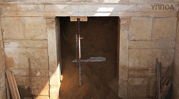 Αμφίπολη: Στον προθάλαμο του τάφου οι αρχαιολόγοι, μια ανάσα από το εσωτερικό (φωτογραφίες) - Φωτογραφία 2