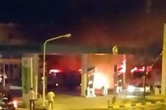 Φωτιά δίπλα σε βενζινάδικο στη Ρόδο [photos + video]