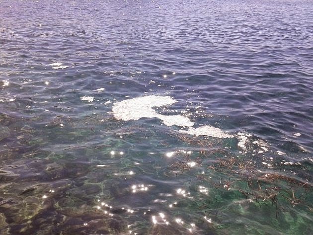 Ανησυχία για τις συχνές κηλίδες στη θάλασσα - Φωτογραφία 1