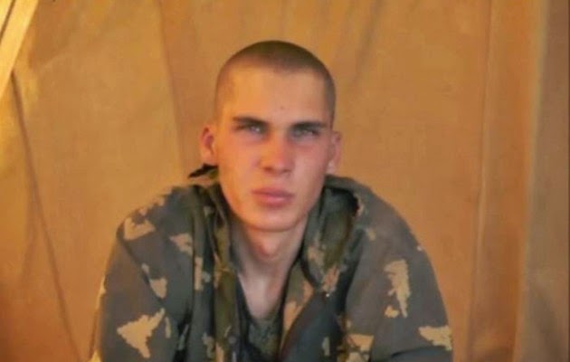 Εικόνες από την ανάκριση αιχμάλωτου Ρώσου αλεξιπτωτιστή στην Ουκρανία... [video] - Φωτογραφία 1