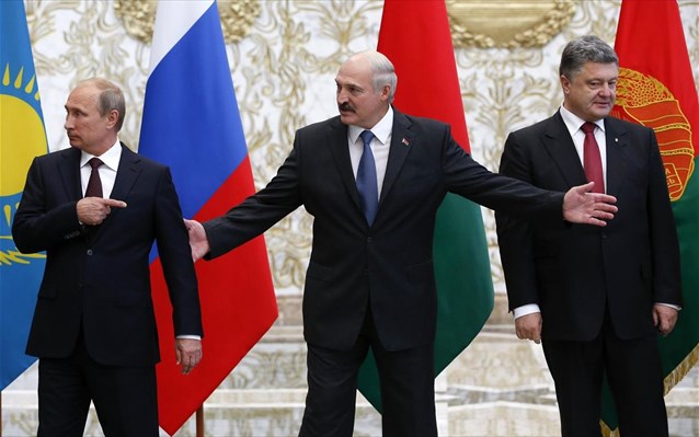 Έσφιξαν τα χέρια Πούτιν - Ποροσένκο στο Μινσκ - Φωτογραφία 1