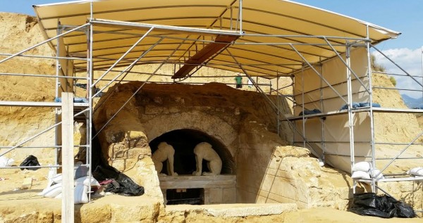 “Σημαντικό πρόσωπο” στον τάφο της Αμφίπολης – Εντυπωσιακά τα ευρήματα - Νέες ΦΩΤΟ μέσα από τον τύμβο - Φωτογραφία 5