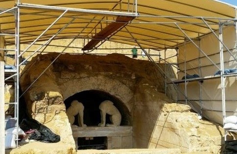 Έχει συληθεί ο τάφος στην Αμφίπολη; Τι λείπει από το ταφικό μνημείο... [photos] - Φωτογραφία 1