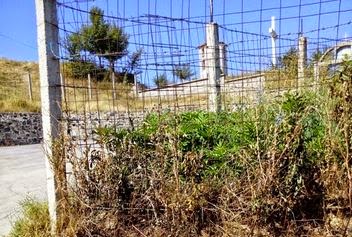 Αλβανοί εθνικιστές επιχείρησαν να κάψουν Ιερό Ναό και το μνημείο των Ελλήνων Πεσόντων του ’40 στην Μπομποστίτσα Κορυτσάς! - Φωτογραφία 1