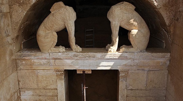 Αμφίπολη: Φωτογραφία της τρύπας από την οποία ίσως μπήκαν οι τυμφωρύχοι στον τάφο - Φωτογραφία 1