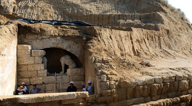 Αμφίπολη: Φωτογραφία της τρύπας από την οποία ίσως μπήκαν οι τυμφωρύχοι στον τάφο - Φωτογραφία 2