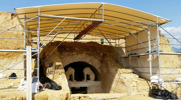 Αμφίπολη: Φωτογραφία της τρύπας από την οποία ίσως μπήκαν οι τυμφωρύχοι στον τάφο - Φωτογραφία 3