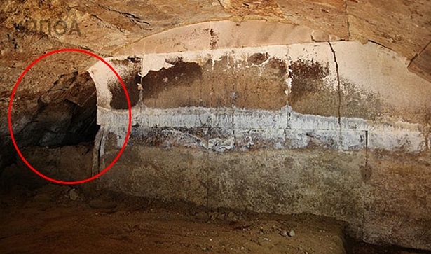 Αμφίπολη: Φωτογραφία της τρύπας από την οποία ίσως μπήκαν οι τυμφωρύχοι στον τάφο - Φωτογραφία 4