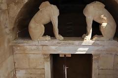 Αμφίπολη: Φωτογραφία της τρύπας από την οποία ίσως μπήκαν οι τυμφωρύχοι στον τάφο