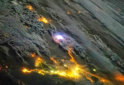 Aπίστευτα πλάνα των Aστραπών στη Γη όπως λαμβάνονται από το διάστημα... [photo] - Φωτογραφία 1