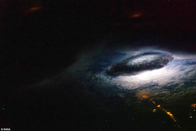 Aπίστευτα πλάνα των Aστραπών στη Γη όπως λαμβάνονται από το διάστημα... [photo] - Φωτογραφία 2