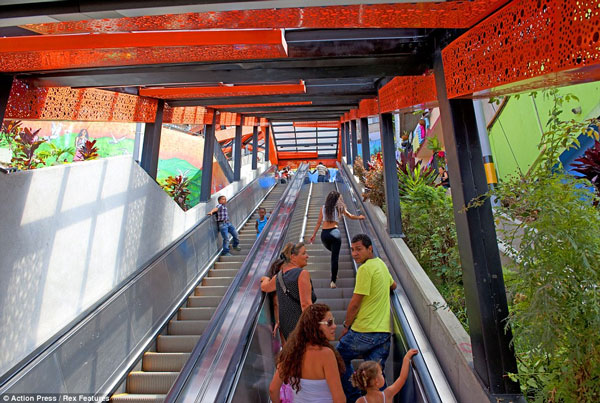 Κυλιόμενες σκάλες 400 μέτρων αλλάζουν τη ζωή μιας πόλης... [photos] - Φωτογραφία 3