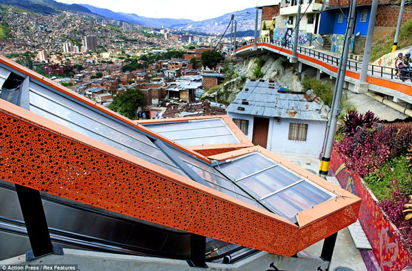 Κυλιόμενες σκάλες 400 μέτρων αλλάζουν τη ζωή μιας πόλης... [photos] - Φωτογραφία 5