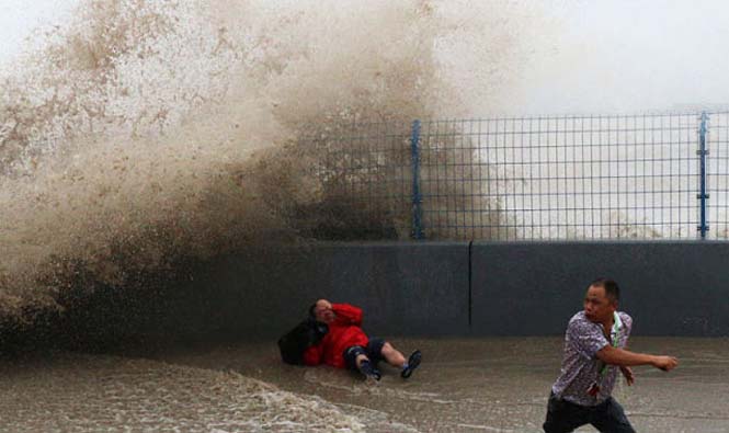 Τεράστιο παλιρροιακό κύμα έπιασε απροετοίμαστους δεκάδες θεατές στην Κίνα... [photos] - Φωτογραφία 2