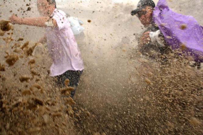 Τεράστιο παλιρροιακό κύμα έπιασε απροετοίμαστους δεκάδες θεατές στην Κίνα... [photos] - Φωτογραφία 3