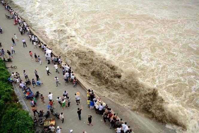 Τεράστιο παλιρροιακό κύμα έπιασε απροετοίμαστους δεκάδες θεατές στην Κίνα... [photos] - Φωτογραφία 4
