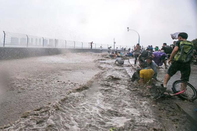 Τεράστιο παλιρροιακό κύμα έπιασε απροετοίμαστους δεκάδες θεατές στην Κίνα... [photos] - Φωτογραφία 5