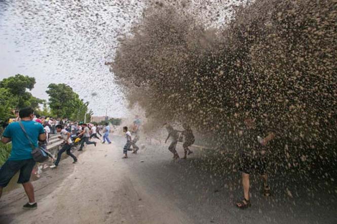 Τεράστιο παλιρροιακό κύμα έπιασε απροετοίμαστους δεκάδες θεατές στην Κίνα... [photos] - Φωτογραφία 7
