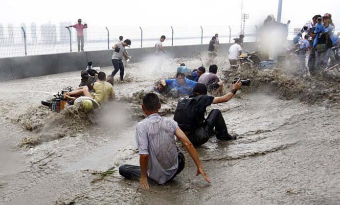 Τεράστιο παλιρροιακό κύμα έπιασε απροετοίμαστους δεκάδες θεατές στην Κίνα... [photos] - Φωτογραφία 8
