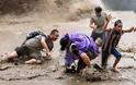 Τεράστιο παλιρροιακό κύμα έπιασε απροετοίμαστους δεκάδες θεατές στην Κίνα... [photos] - Φωτογραφία 1