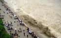 Τεράστιο παλιρροιακό κύμα έπιασε απροετοίμαστους δεκάδες θεατές στην Κίνα... [photos] - Φωτογραφία 4