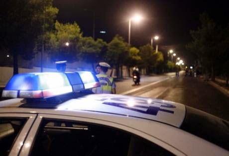 Αιματηρή συμπλοκή ληστών με αστυνομικούς στον Κολωνό - Νεκρός ο ένας δράστης - Φωτογραφία 1