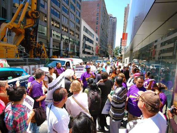 Οι εργαζόμενοι στο AppleStore  βγήκαν στον δρόμο για διαμαρτυρία - Φωτογραφία 1