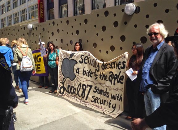 Οι εργαζόμενοι στο AppleStore  βγήκαν στον δρόμο για διαμαρτυρία - Φωτογραφία 3