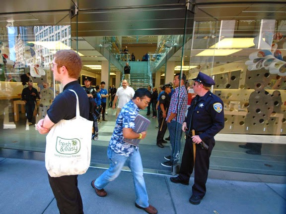 Οι εργαζόμενοι στο AppleStore  βγήκαν στον δρόμο για διαμαρτυρία - Φωτογραφία 5
