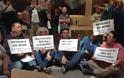 Οι εργαζόμενοι στο AppleStore  βγήκαν στον δρόμο για διαμαρτυρία - Φωτογραφία 4