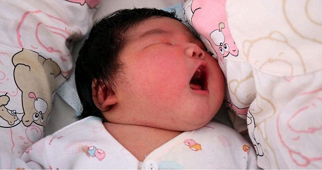 Δείτε το μωρό-γίγας που γεννήθηκε στη Κίνα και ζυγίζει πάνω από 6 κιλά! [photos] - Φωτογραφία 2