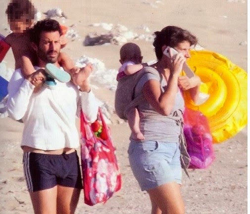 Δείτε στη φωτογραφία τον Λευτέρη Ελευθερίου με τη γυναίκα του και τα παιδιά του σε παραλία της Νάξου! [photo] - Φωτογραφία 3
